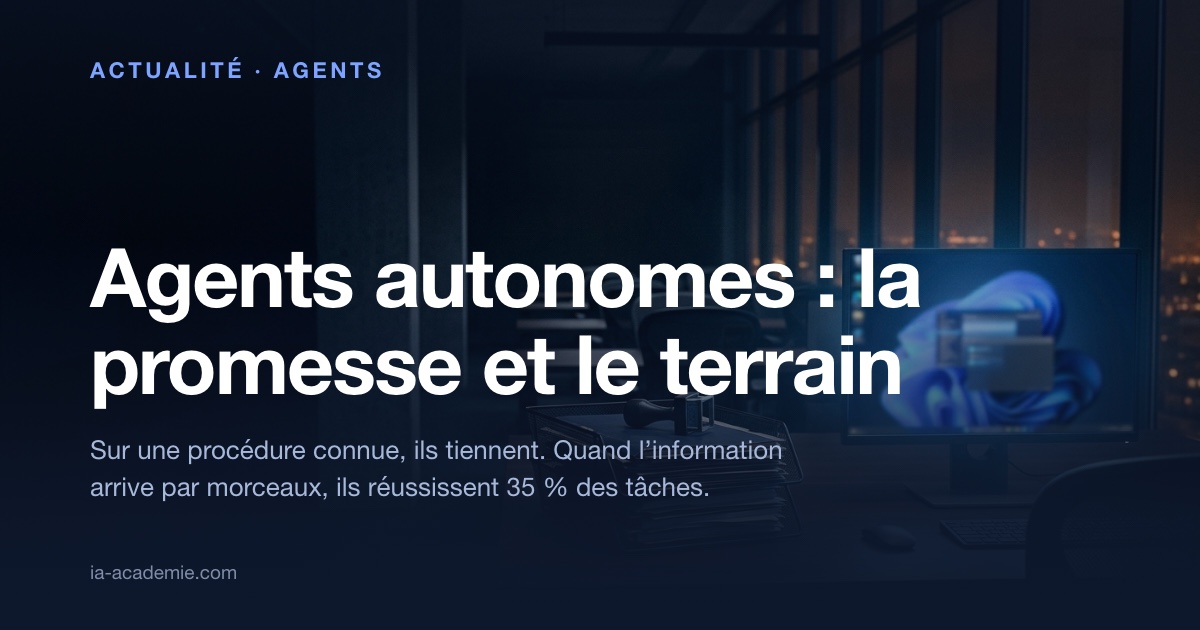 Un bureau vide de nuit : un écran allumé affiche des fenêtres ouvertes en cascade ; à côté, une corbeille à courrier pleine de dossiers attend, un tampon de validation posé dessus