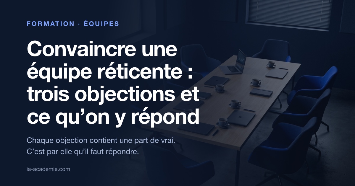 Une salle de réunion en fin de matinée : une table où un seul ordinateur portable est ouvert, les autres refermés devant des chaises écartées