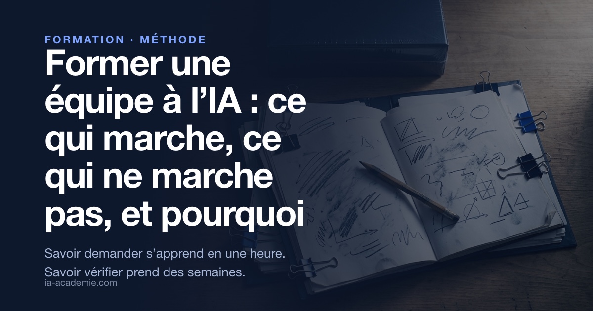 Une table d'atelier vue de dessus : une pile de dossiers de travail cornés et annotés au centre, un classeur de formation neuf encore sous film repoussé au bord