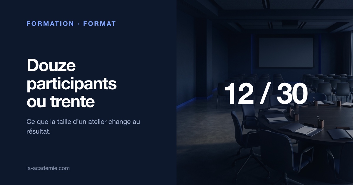 Une salle de formation vide : une table ronde entourée de douze chaises au premier plan, des rangées de chaises alignées face à un écran éteint au fond